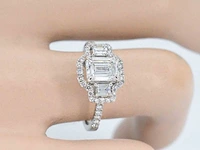 Witgouden trinity ring met een grote emerald cut diamant - afbeelding 4 van  11