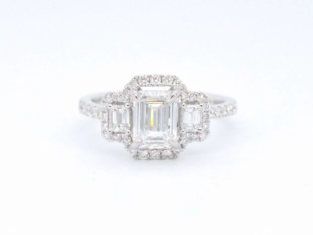 Witgouden trinity ring met een grote emerald cut diamant - afbeelding 5 van  11