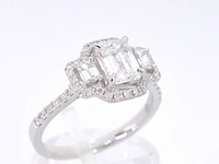 Witgouden trinity ring met een grote emerald cut diamant - afbeelding 6 van  11