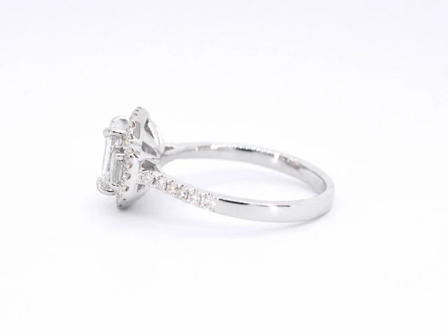 Witgouden trinity ring met een grote emerald cut diamant - afbeelding 7 van  11