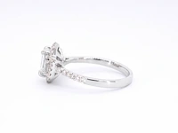 Witgouden trinity ring met een grote emerald cut diamant - afbeelding 7 van  11