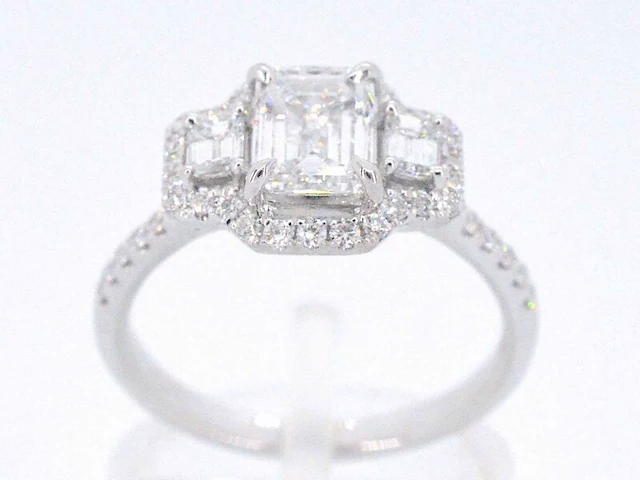 Witgouden trinity ring met een grote emerald cut diamant - afbeelding 8 van  11
