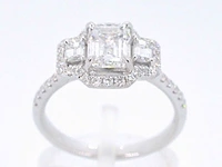 Witgouden trinity ring met een grote emerald cut diamant - afbeelding 8 van  11