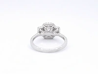 Witgouden trinity ring met een grote emerald cut diamant - afbeelding 9 van  11