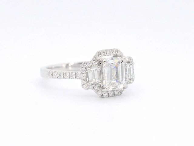 Witgouden trinity ring met een grote emerald cut diamant - afbeelding 10 van  11