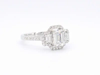 Witgouden trinity ring met een grote emerald cut diamant - afbeelding 10 van  11