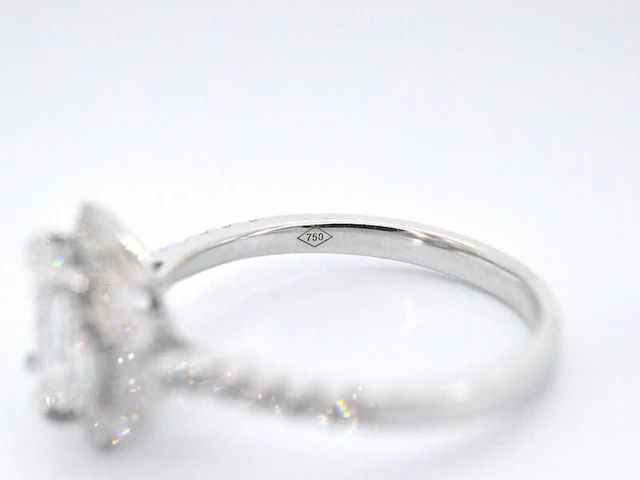 Witgouden trinity ring met een grote emerald cut diamant - afbeelding 11 van  11