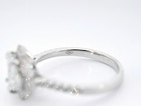 Witgouden trinity ring met een grote emerald cut diamant - afbeelding 11 van  11