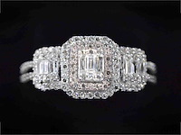 Witgouden trinity ring met natuurlijke diamanten - afbeelding 1 van  8