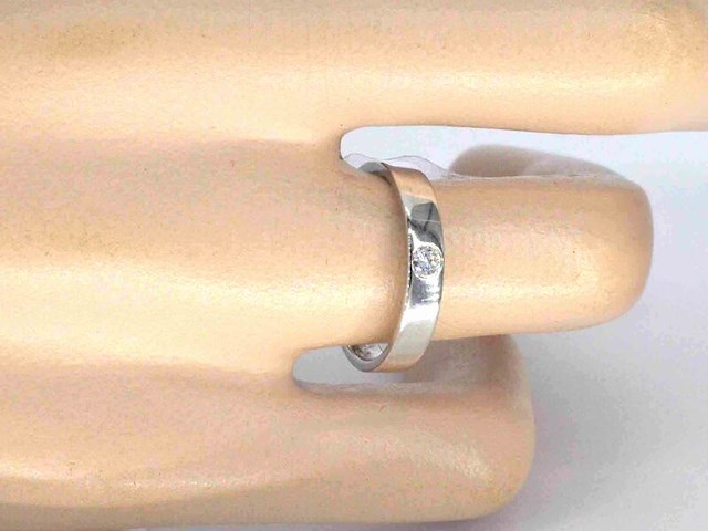 Witgouden trouwring met een natuurlijke briljant geslepen diamant - afbeelding 2 van  6