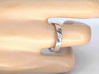 Witgouden trouwring met een natuurlijke briljant geslepen diamant - afbeelding 2 van  6