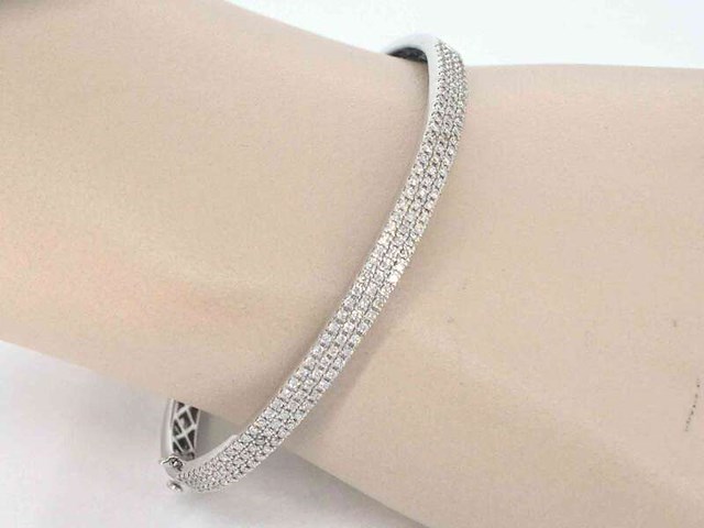 Witgouden vaste armband met briljant geslepen natuurlijke diamant - afbeelding 2 van  8