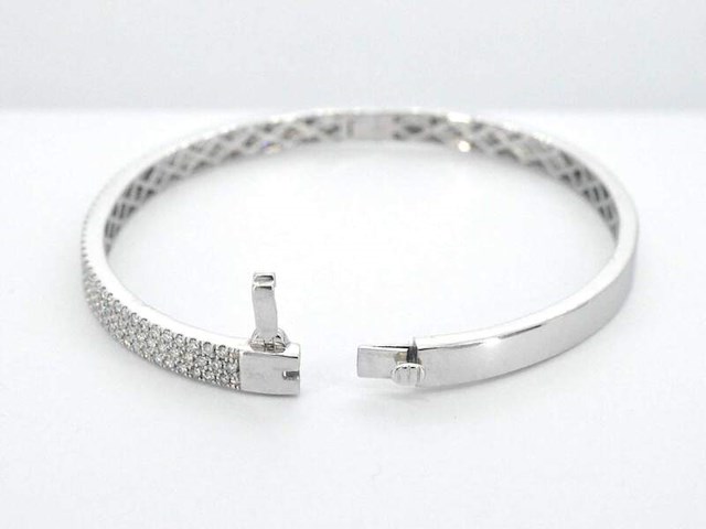 Witgouden vaste armband met briljant geslepen natuurlijke diamant - afbeelding 5 van  8