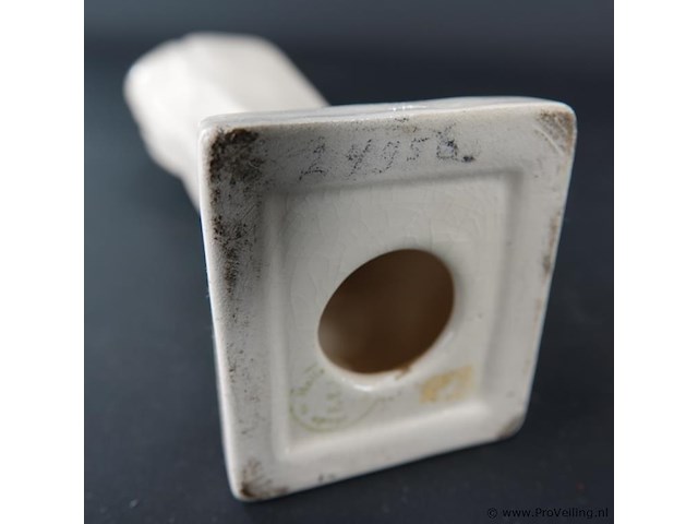 Witporseleinen maria met kind onder glazen stolp - afbeelding 5 van  5