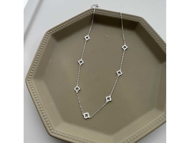 Witte collier met open klavertjes rhodium verguld - afbeelding 5 van  6