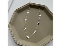 Witte collier met open klavertjes rhodium verguld - afbeelding 5 van  6