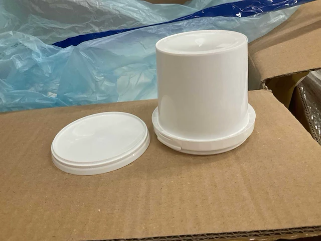 Witte kunststof bakjes met deksels (ø 95 mm) - afbeelding 1 van  4