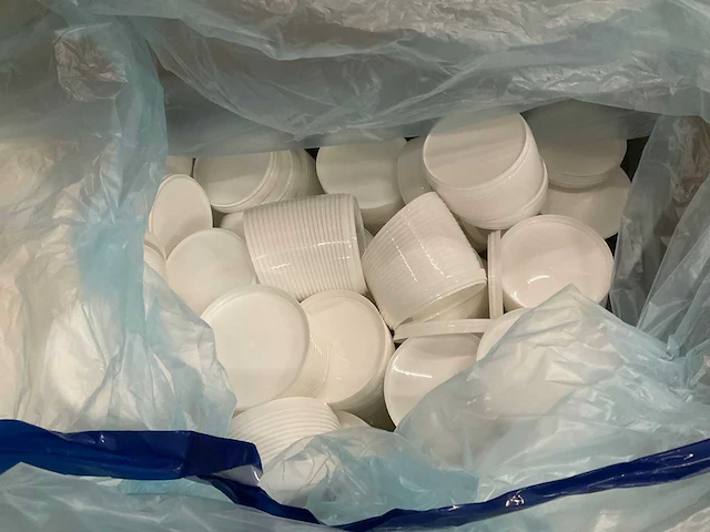 Witte kunststof bakjes met deksels (ø 95 mm) - afbeelding 3 van  4