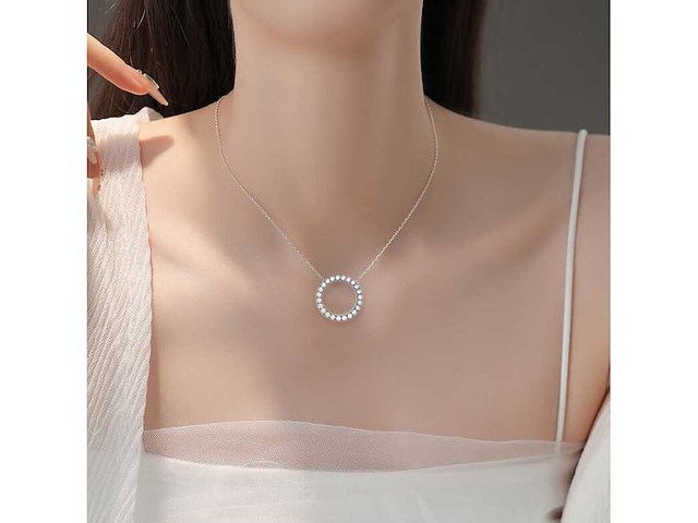 Witte ronde hanger met ketting rondom gezet met grote briljanten - afbeelding 2 van  6