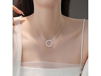 Witte ronde hanger met ketting rondom gezet met grote briljanten - afbeelding 2 van  6