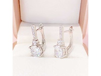 Witte staaf oorbellen met grote briljanten en meerdere kleine briljanten