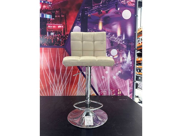 Witte stoelen - afbeelding 1 van  3
