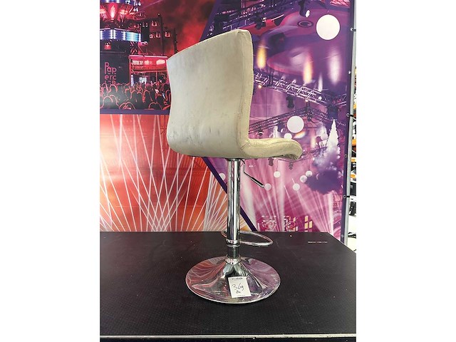 Witte stoelen - afbeelding 2 van  3