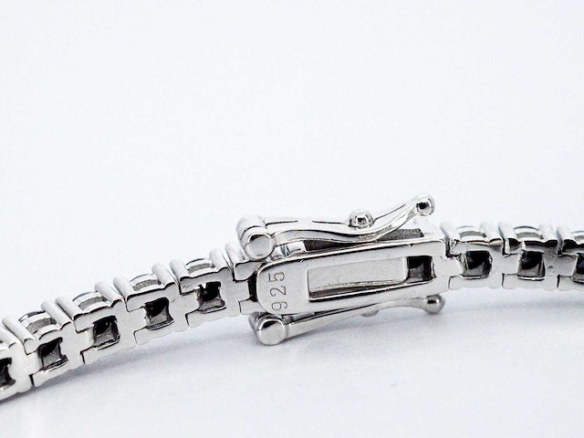 Witte tennisarmband zwarte briljanten - afbeelding 8 van  8