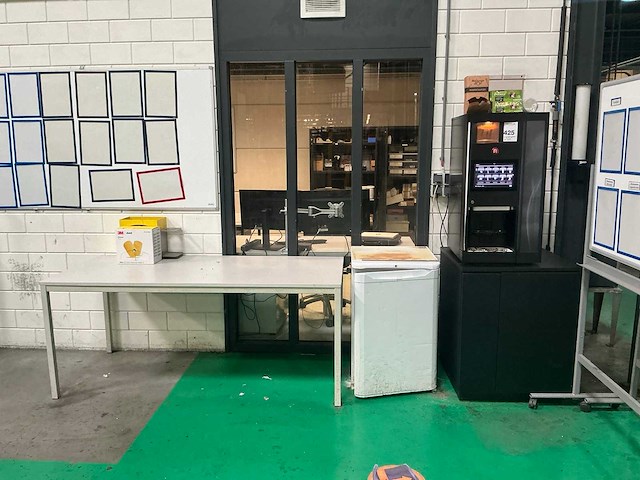 Wittenborg koffiemachine met koelkast en tafel - afbeelding 1 van  13