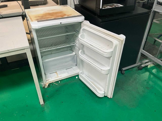 Wittenborg koffiemachine met koelkast en tafel - afbeelding 13 van  13