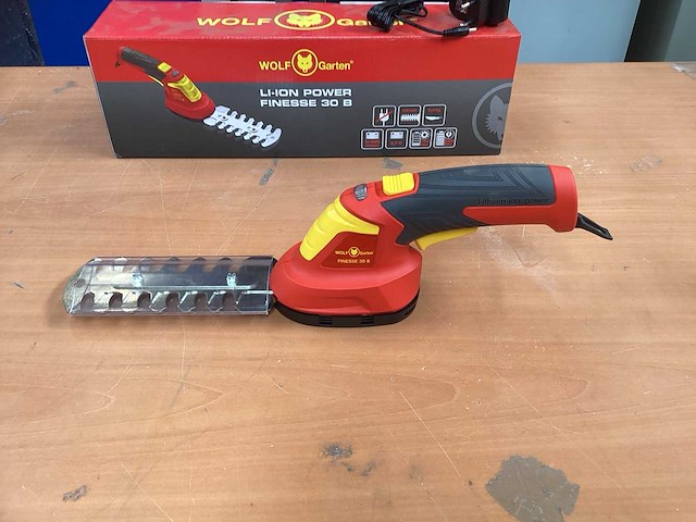Wolf-garten li-ion power finesse 30 b heggenschaar incl. acculader - afbeelding 3 van  7