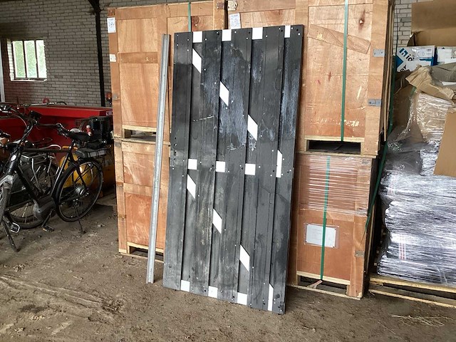 Wpc - draaideur - tuinpoort - afbeelding 1 van  8