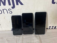 Xiaomi mi 11 lite 5g -128gb - zwart + alcatel 1s (2019) - 64gb - blauw + motorola moto g9 play - 64gb - groen + motorola xt2055-2 - afbeelding 1 van  1