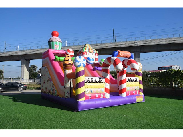 Xxl springkussen met glijbaan (snoep thema) - afbeelding 4 van  8
