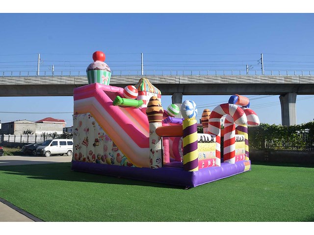 Xxl springkussen met glijbaan (snoep thema) - afbeelding 5 van  8