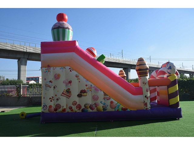 Xxl springkussen met glijbaan (snoep thema) - afbeelding 6 van  8