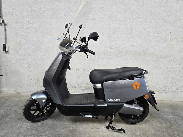 Yadea - snorscooter - e8s lite - elektrische 25km uitvoering frg56z - afbeelding 1 van  8