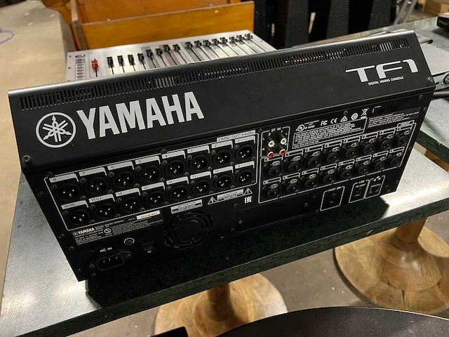 Yamaha - tf1 - digitale mengtafel - afbeelding 3 van  5