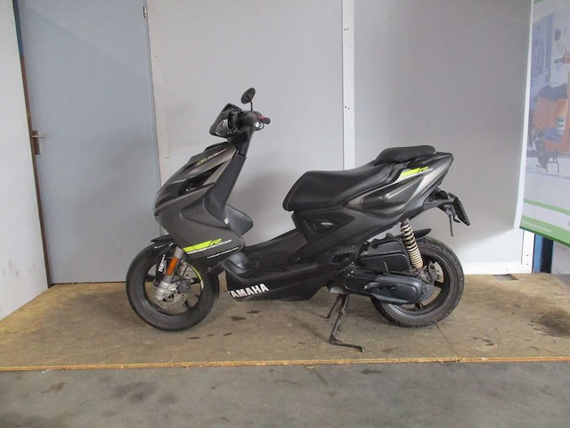 Yamaha liguid cooled - bromscooter - aerox r naked injectie - scooter - afbeelding 1 van  11