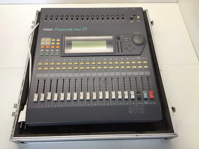 Yamaha promix 01 digitale mengtafel - afbeelding 1 van  4