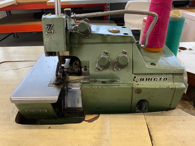 Yamato dcz-203-d2 z overlock machine met werktafel inclusief voetbediening - afbeelding 3 van  8