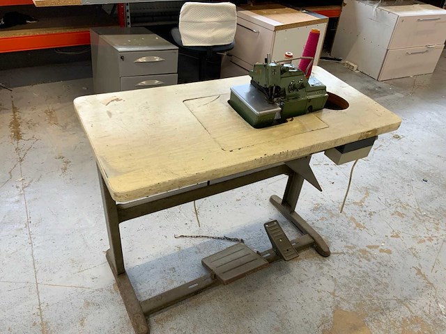 Yamato dcz-203-d2 z overlock machine met werktafel inclusief voetbediening - afbeelding 7 van  8