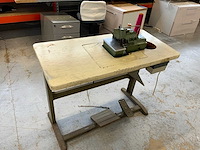 Yamato dcz-203-d2 z overlock machine met werktafel inclusief voetbediening - afbeelding 7 van  8