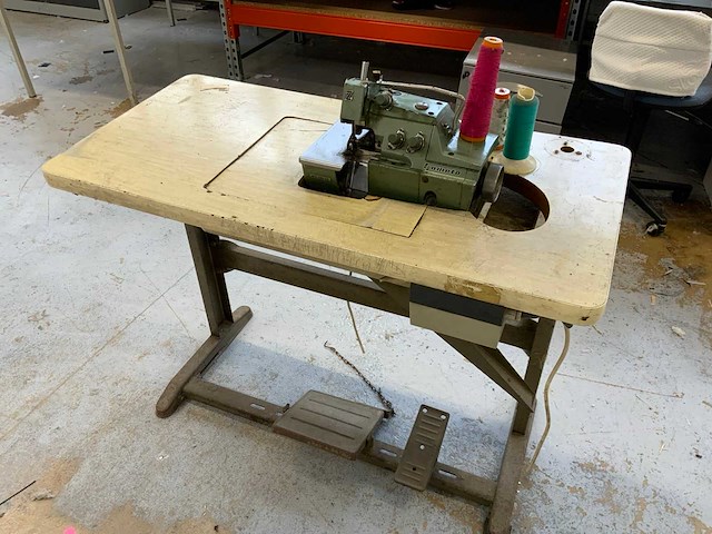 Yamato dcz-203-d2 z overlock machine met werktafel inclusief voetbediening - afbeelding 8 van  8