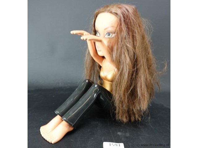 Yasmin uit de cool bratzlijn in 2001 - afbeelding 2 van  5