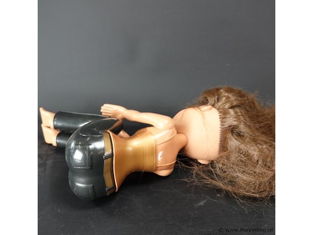 Yasmin uit de cool bratzlijn in 2001 - afbeelding 4 van  5