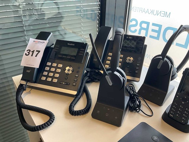 Yealink voip telefoons met headsets en handsets - afbeelding 3 van  6