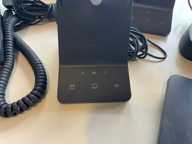 Yealink voip telefoons met headsets en handsets - afbeelding 4 van  6