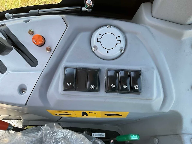 Yto nmf704c vierwielaangedreven landbouwtractor - afbeelding 34 van  52