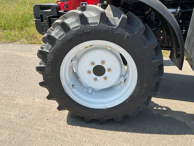 Yto nmf704c vierwielaangedreven landbouwtractor - afbeelding 3 van  13